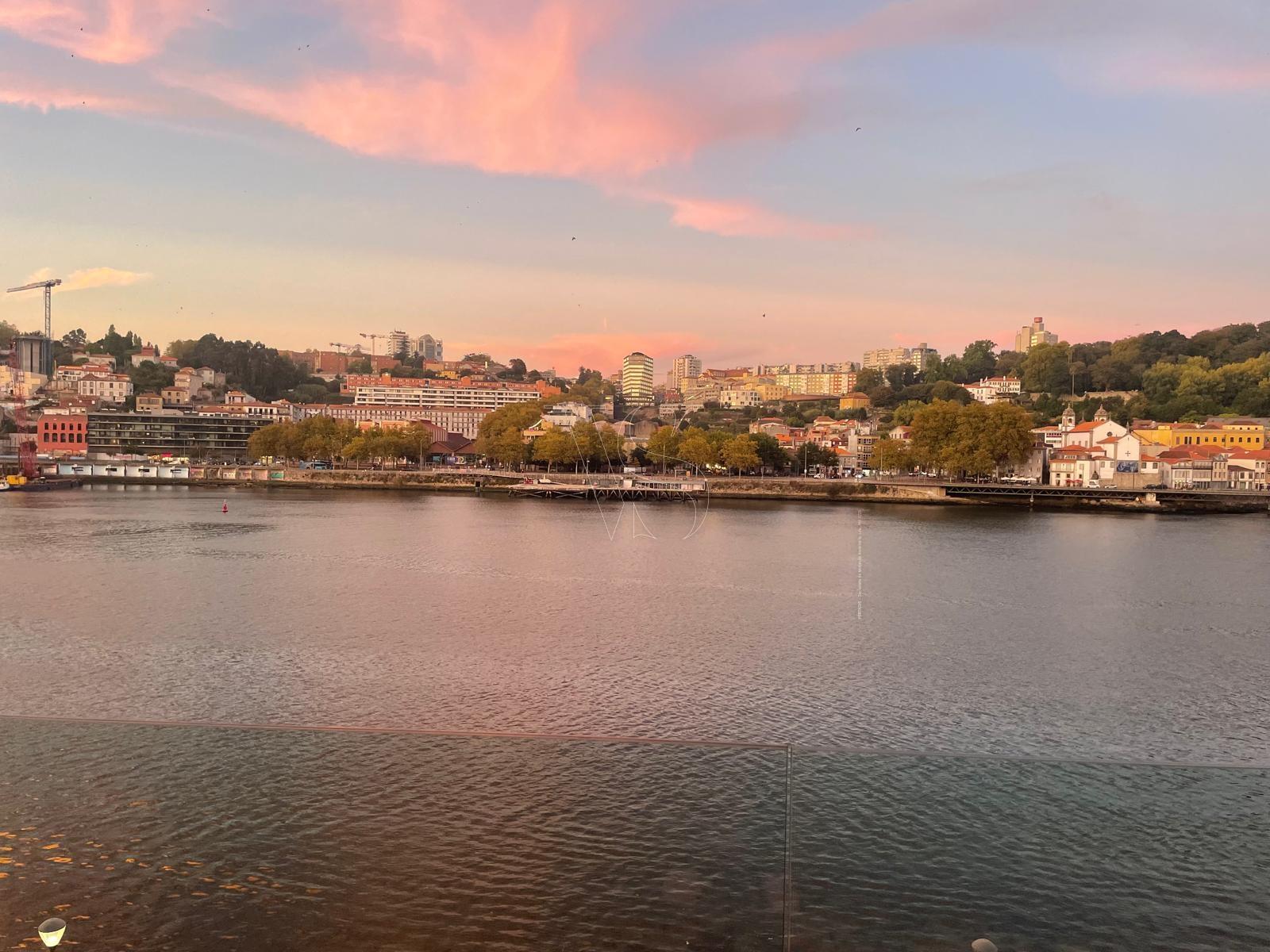T4 em 1ª Linha de Rio com Vista sobre a Cidade do Porto e Varanda c/ 20 m2.