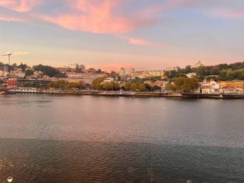T4 em 1ª Linha de Rio com Vista sobre a Cidade do Porto e Varanda c/ 20 m2.