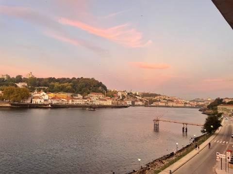 T4 em 1ª Linha de Rio com Vista sobre a Cidade do Porto e Varanda c/ 20 m2.