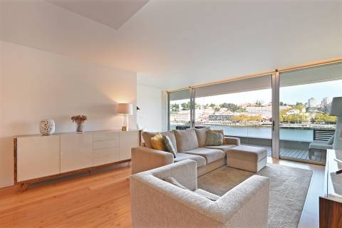 T4 em 1ª Linha de Rio com Vista sobre a Cidade do Porto e Varanda c/ 20 m2.