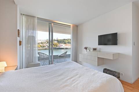 T4 em 1ª Linha de Rio com Vista sobre a Cidade do Porto e Varanda c/ 20 m2.