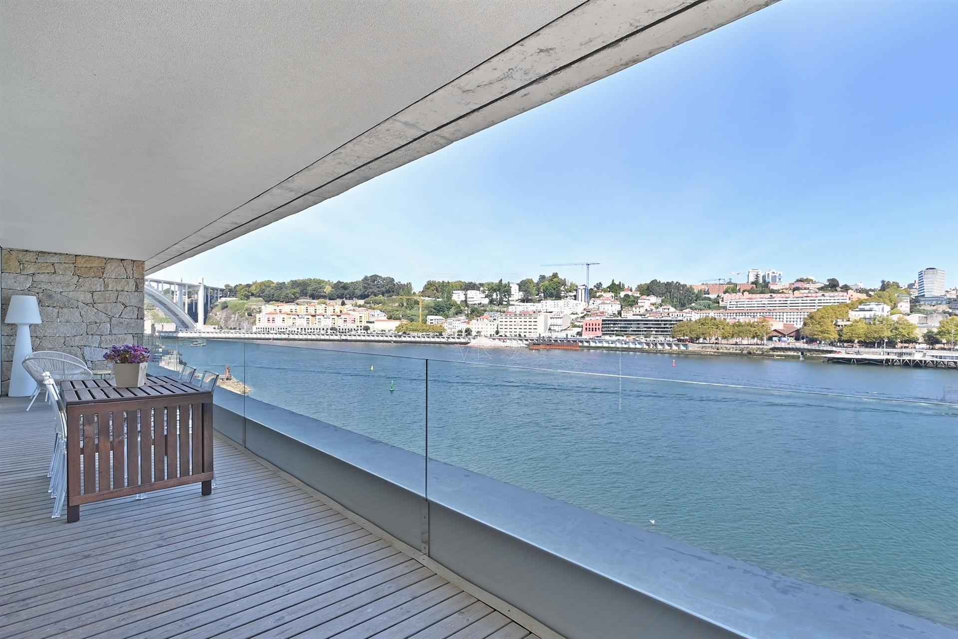 T4 em 1ª Linha de Rio com Vista sobre a Cidade do Porto e Varanda c/ 20 m2.
