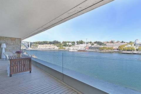 T4 em 1ª Linha de Rio com Vista sobre a Cidade do Porto e Varanda c/ 20 m2.