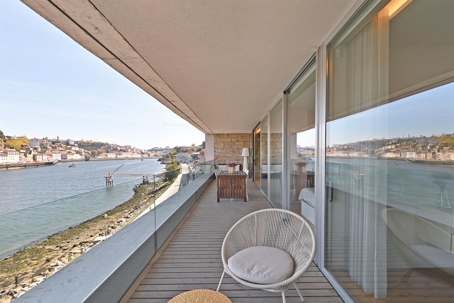 T4 em 1ª Linha de Rio com Vista sobre a Cidade do Porto e Varanda c/ 20 m2.