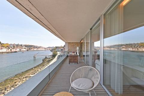 T4 em 1ª Linha de Rio com Vista sobre a Cidade do Porto e Varanda c/ 20 m2.