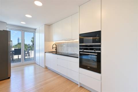 Penthouse Única no Porto com Terraço Panorâmico, Jacuzzi e Vistas Deslumbrantes.