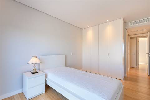 Penthouse Única no Porto com Terraço Panorâmico, Jacuzzi e Vistas Deslumbrantes.