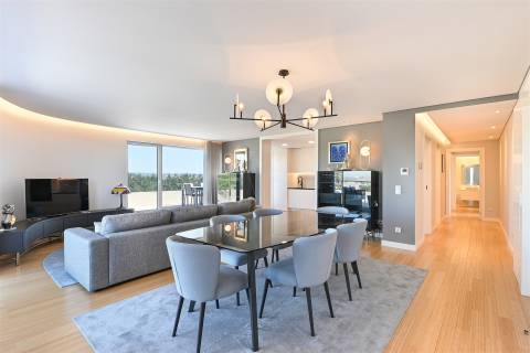 Penthouse Única no Porto com Terraço Panorâmico, Jacuzzi e Vistas Deslumbrantes.