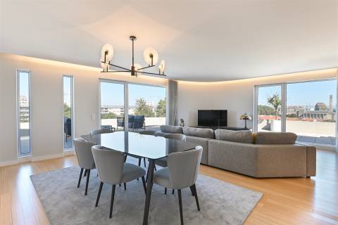 Penthouse Única no Porto com Terraço Panorâmico, Jacuzzi e Vistas Deslumbrantes.