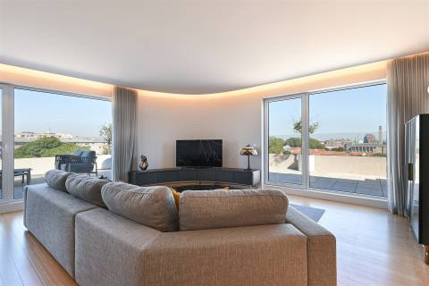 Penthouse Única no Porto com Terraço Panorâmico, Jacuzzi e Vistas Deslumbrantes.