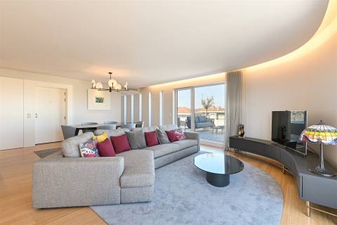 Penthouse Única no Porto com Terraço Panorâmico, Jacuzzi e Vistas Deslumbrantes.