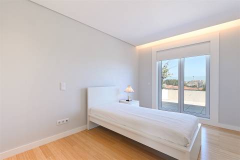 Penthouse Única no Porto com Terraço Panorâmico, Jacuzzi e Vistas Deslumbrantes.