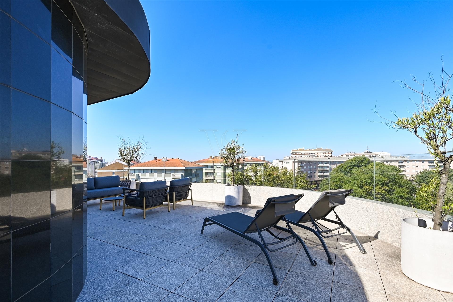 Penthouse Única no Porto com Terraço Panorâmico, Jacuzzi e Vistas Deslumbrantes.