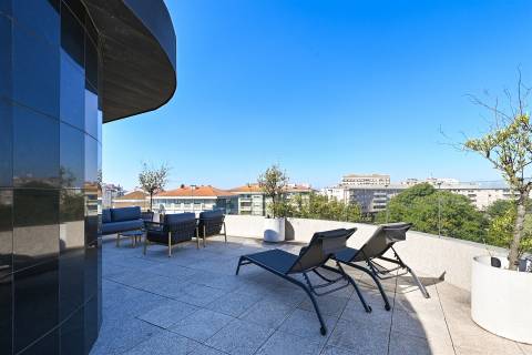 Penthouse Única no Porto com Terraço Panorâmico, Jacuzzi e Vistas Deslumbrantes.