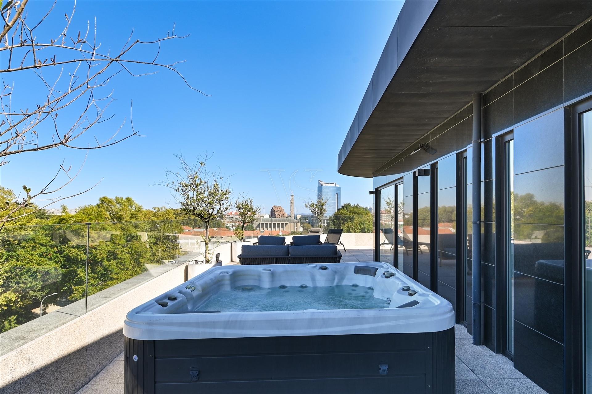 Penthouse Única no Porto com Terraço Panorâmico, Jacuzzi e Vistas Deslumbrantes.