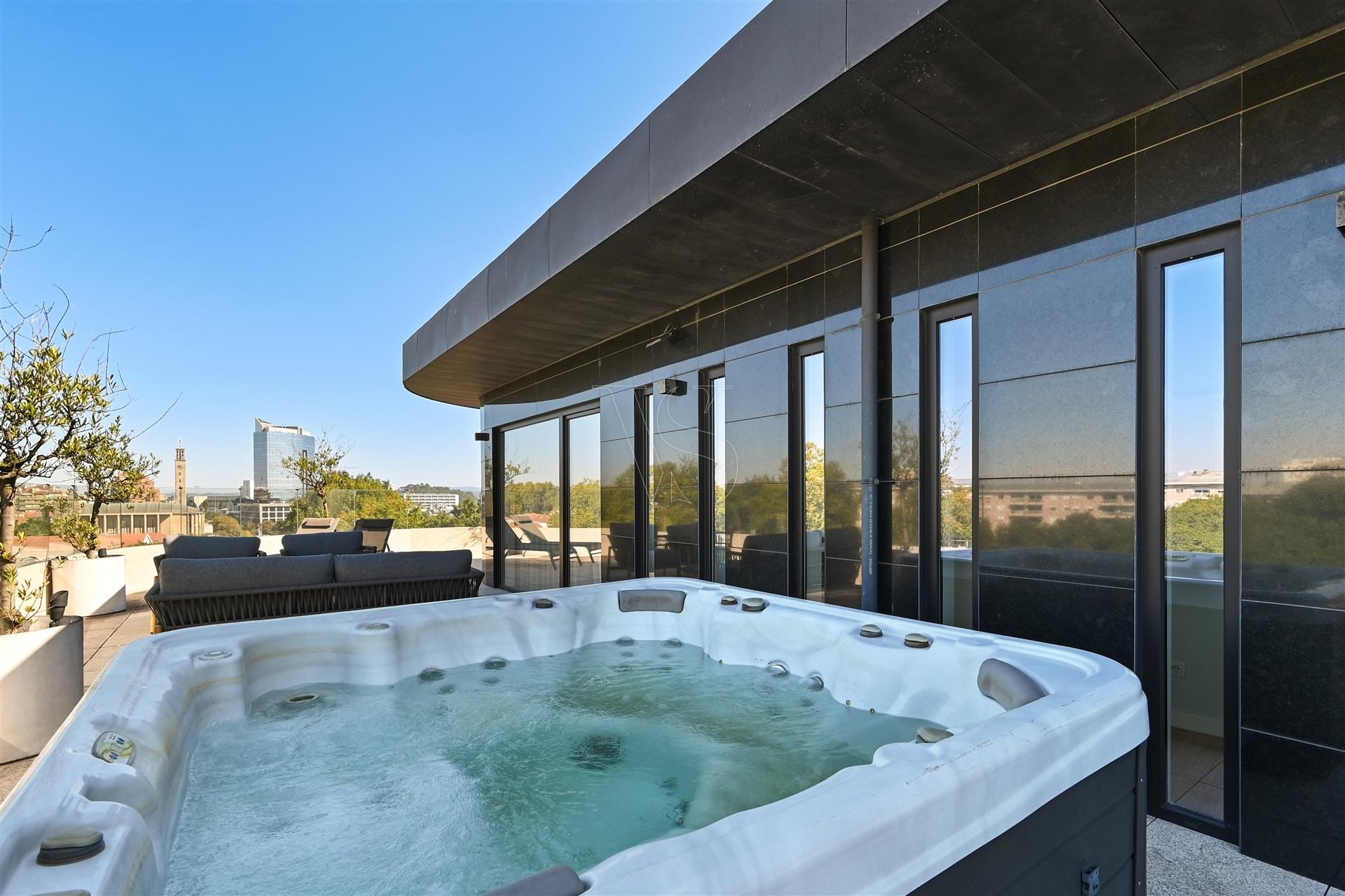 Penthouse Única no Porto com Terraço Panorâmico, Jacuzzi e Vistas Deslumbrantes.