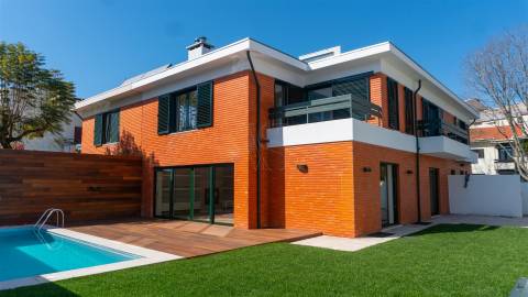 Elegância Discreta, Conforto Absoluto — Moradia V5 com Piscina em Cristo Rei, Porto