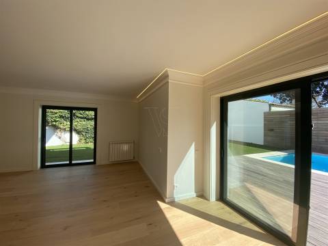 Elegância Discreta, Conforto Absoluto — Moradia V5 com Piscina em Cristo Rei, Porto