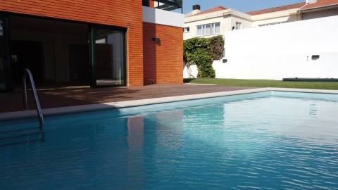 Elegância Discreta, Conforto Absoluto — Moradia V5 com Piscina em Cristo Rei, Porto