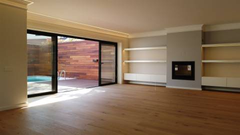 Elegância Discreta, Conforto Absoluto — Moradia V5 com Piscina em Cristo Rei, Porto