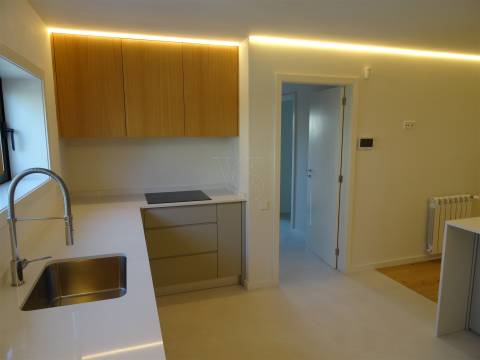 Elegância Discreta, Conforto Absoluto — Moradia V5 com Piscina em Cristo Rei, Porto