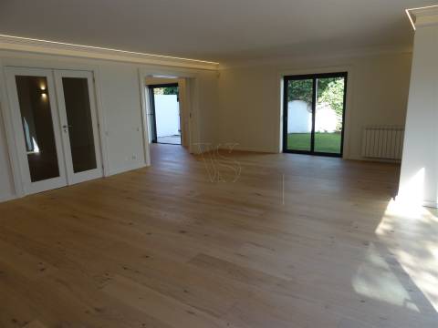 Elegância Discreta, Conforto Absoluto — Moradia V5 com Piscina em Cristo Rei, Porto