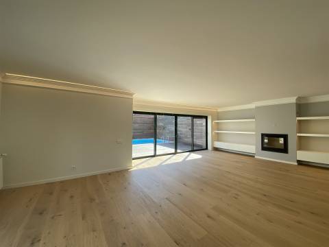 Elegância Discreta, Conforto Absoluto — Moradia V5 com Piscina em Cristo Rei, Porto