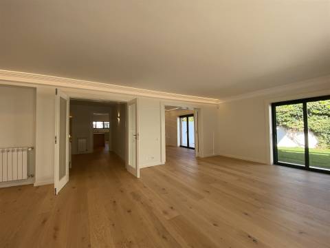 Elegância Discreta, Conforto Absoluto — Moradia V5 com Piscina em Cristo Rei, Porto