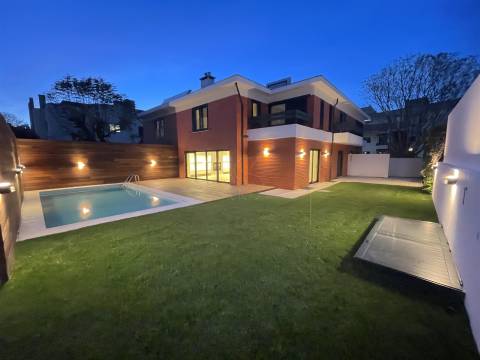 Elegância Discreta, Conforto Absoluto — Moradia V5 com Piscina em Cristo Rei, Porto