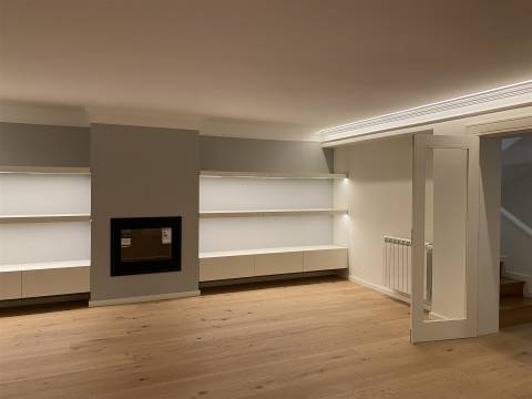 Elegância Discreta, Conforto Absoluto — Moradia V5 com Piscina em Cristo Rei, Porto