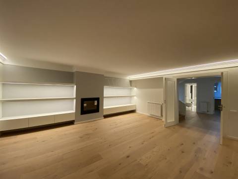 Elegância Discreta, Conforto Absoluto — Moradia V5 com Piscina em Cristo Rei, Porto