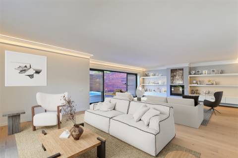 Elegância Discreta, Conforto Absoluto — Moradia V5 com Piscina em Cristo Rei, Porto