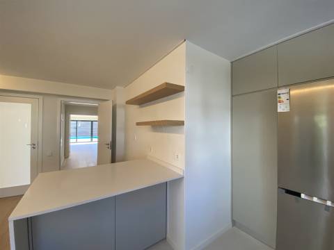 Elegância Discreta, Conforto Absoluto — Moradia V5 com Piscina em Cristo Rei, Porto