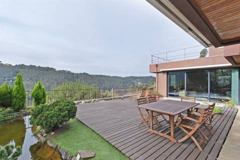 Propriedade Única com 3.500 m², Piscina e Vista Panorâmica sobre o Douro a 15 min do Porto.