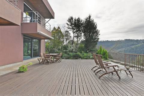 Propriedade Única com 3.500 m², Piscina e Vista Panorâmica sobre o Douro a 15 min do Porto.