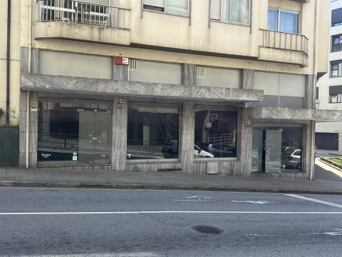 UMA LOJA PENSADA PARA MARCAS COM AMBIÇÃO - 377 m² - PORTO
