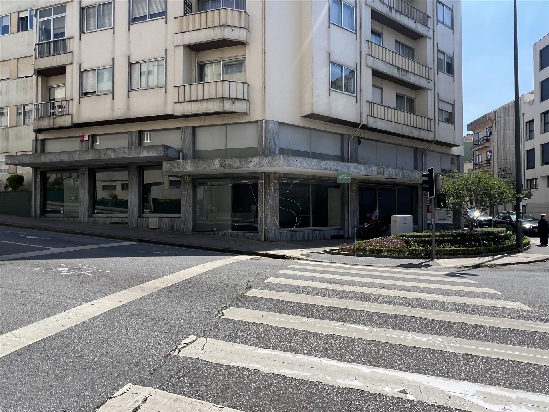 UMA LOJA PENSADA PARA MARCAS COM AMBIÇÃO - 377 m² - PORTO