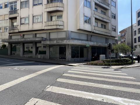UMA LOJA PENSADA PARA MARCAS COM AMBIÇÃO - 377 m² - PORTO