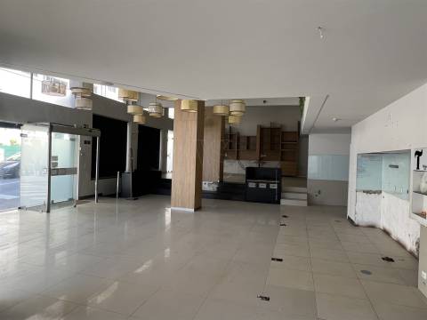 UMA LOJA PENSADA PARA MARCAS COM AMBIÇÃO - 377 m² - PORTO