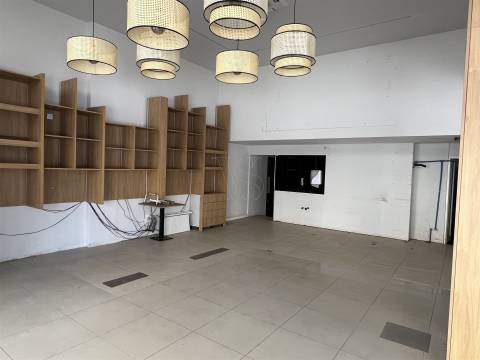 UMA LOJA PENSADA PARA MARCAS COM AMBIÇÃO - 377 m² - PORTO