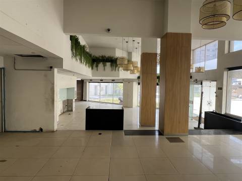 UMA LOJA PENSADA PARA MARCAS COM AMBIÇÃO - 377 m² - PORTO