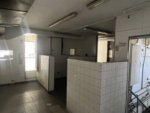 UMA LOJA PENSADA PARA MARCAS COM AMBIÇÃO - 377 m² - PORTO