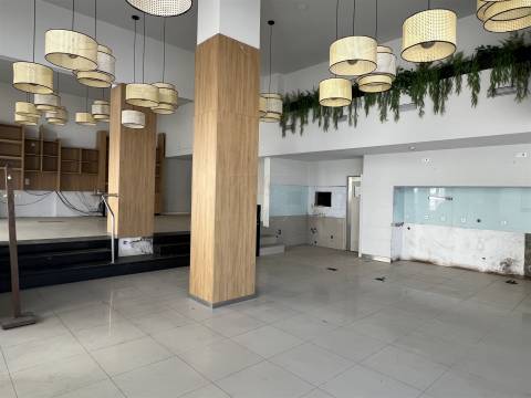 UMA LOJA PENSADA PARA MARCAS COM AMBIÇÃO - 377 m² - PORTO
