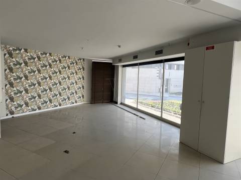 UMA LOJA PENSADA PARA MARCAS COM AMBIÇÃO - 377 m² - PORTO