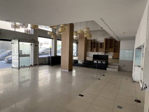 UMA LOJA PENSADA PARA MARCAS COM AMBIÇÃO - 377 m² - PORTO