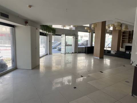 UMA LOJA PENSADA PARA MARCAS COM AMBIÇÃO - 377 m² - PORTO
