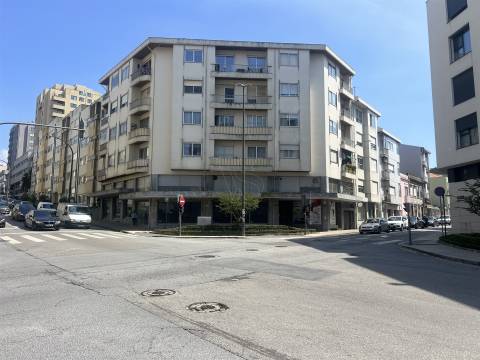 UMA LOJA PENSADA PARA MARCAS COM AMBIÇÃO - 377 m² - PORTO