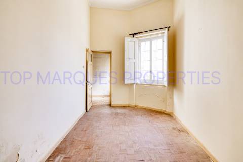 Moradia de dois andares com 3 frações independentes, situada no coração da zona histórica