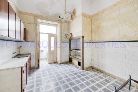 Moradia de dois andares com 3 frações independentes, situada no coração da zona histórica