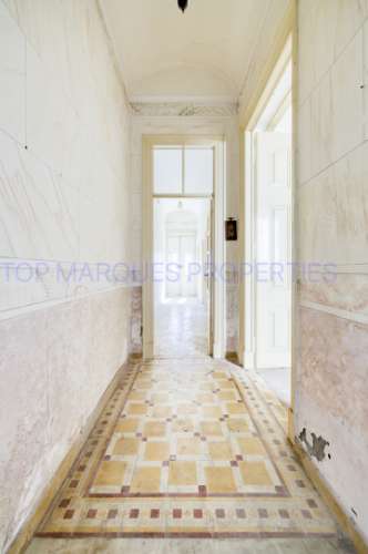 Moradia de dois andares com 3 frações independentes, situada no coração da zona histórica